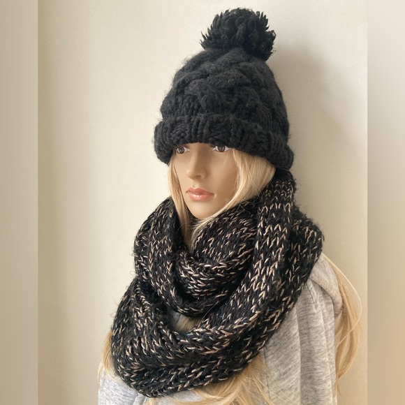 Acrylic Black knit scarf - Picture 4 of 5